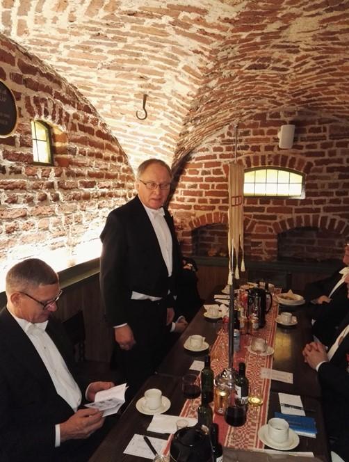 Efter att de obligatoriska och för kvällen relevanta punkterna av mötesagendan hade gåtts igenom följde invigning av en ny broder i logen.