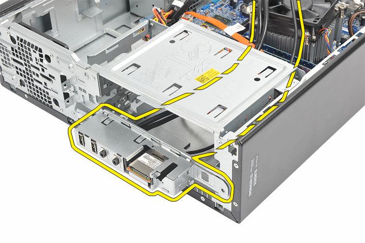 8. Skjut I/O-panelen nedåt i datorn