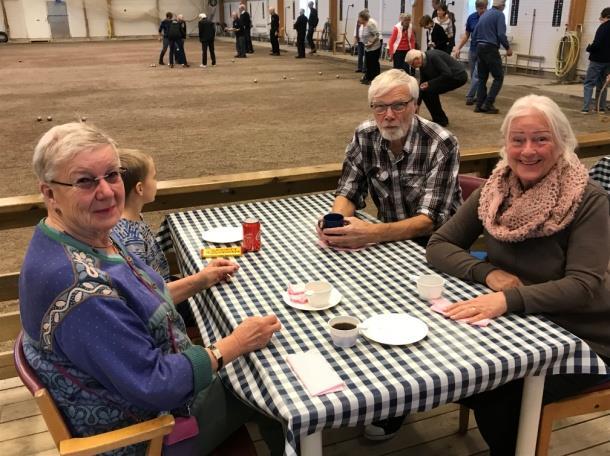 4 Pensionerade poliser har genom Hugo Minells försorg fått veta mera om Långfärdsskridskor på naturis.