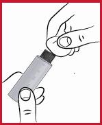(b) Ta ut pennan ur kartongen och ta av ytterhylsan (se 3).