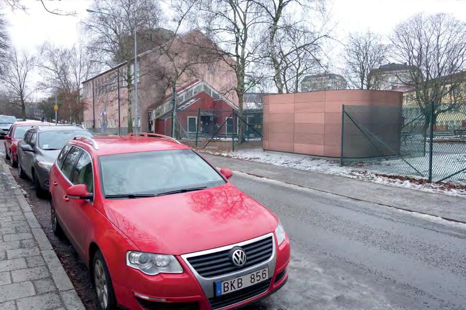 3 som timmedelvärde, kan klaras i de tre nya stationerna, se Tabell 4. De högsta halterna uppkommer under vintermånaderna då tryckutjämningsschakten är stängda.