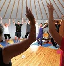 Yoga i Flatö skola med Helena Ulinder. Kostnad per gång: 150 kr. Ta med egen yogamatta och filt, ingen anmälan behövs. Onsdag 3 juli, onsdag 10 juli, torsdag 18 juli samt onsdag 24 juli. Klockan 10.