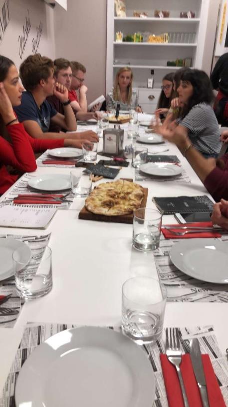 Människorna i Prag kan på ett sätt upplevas som svenskar och vara tillbakadragna, deras bristande engelska kunskaper gör det svårt att lära känna tjecker, fick även en känsla av att de ogillade