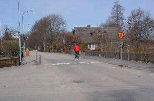 Q Utanför Sandsbro skola finns ett område med en hastighetsbegränsning på 30km/h.