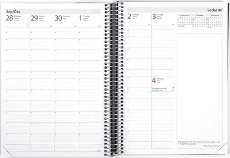 Levereras i presentförpackning. Pärm i mjukt slitstarkt skinn. Spiralbunden veckokalender (91 1180 20 Diplomat). Timindelad 8-17.