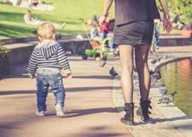 Att kunna gå utan stöd Går när barnet kan flytta sina fötter utan att tappa balansen.