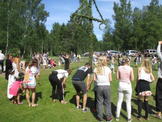 Midsommarfirandet bidrag åtar sig att utföra uppgifter som kommer oss alla till godo.