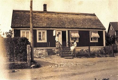 Thorvald Perssons I detta hus, som fram till mitten av 1930-talet var en rak huslänga av traditionell fiskarstugemodell, har bedrivits handel sedan omkring 1920.