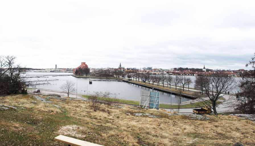 //Norrifrån: Vy från Kulbacken Nuläge/nollalternativ Från Kulbacken ges en bra överblick över Slottsholmens norra del. Väserviks centrum bildar fond som ett sammanhängande brokigt stadsbryn.