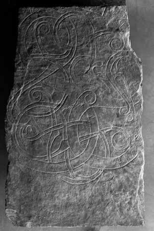SITUNE DEI Fig. 5. Runstenen U 383 från Mariakyrkan. SHM 8455:7. Foto: Harald Faith-Ell/ATA. av tre runor. Den sista ser ut att kunna ha varit en l-runa, men enligt Aschaneus ska det här ha stått u.
