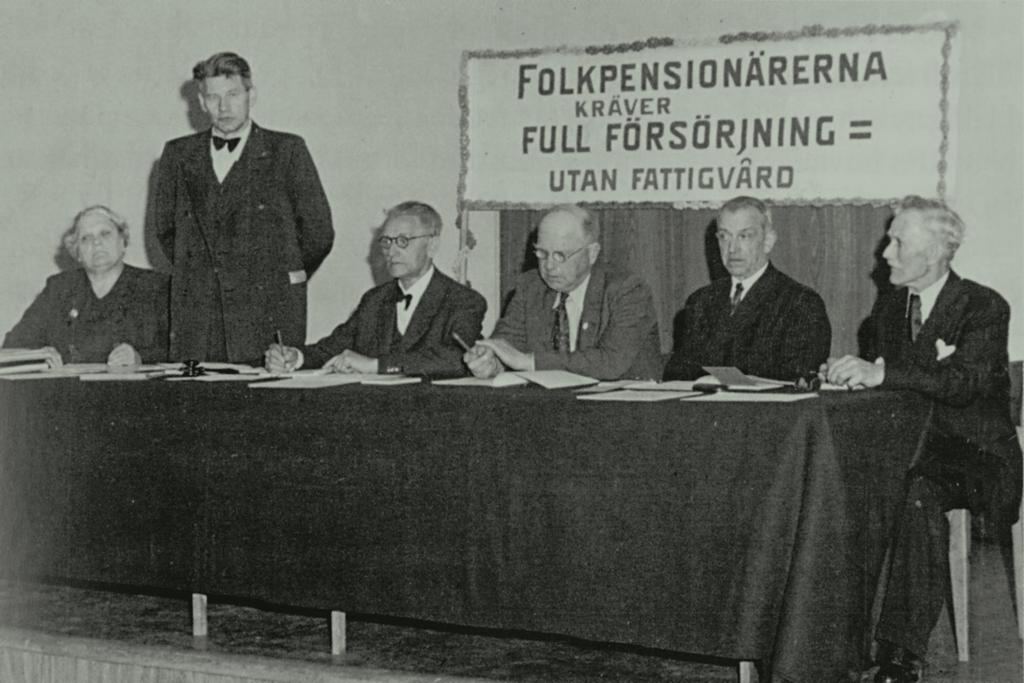 Vid förbundets sjätte kongress 1949 valdes Alfrida Lindström från Enskede, som första kvinna, till