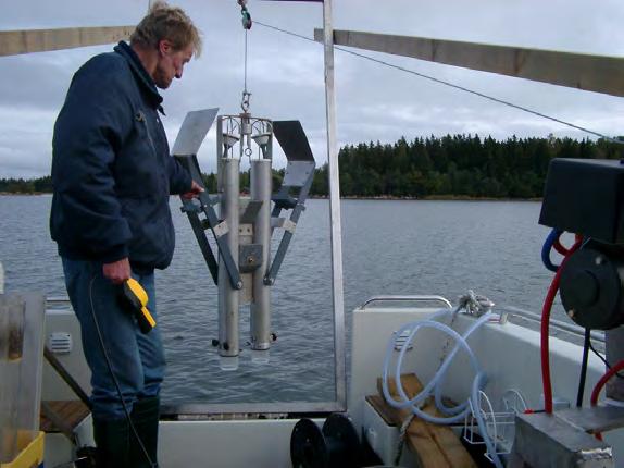 1.7 Dokumentation av sedimentkärnor För att undvika att löst sediment rann ut i samband med utskjutningen placerades sedimentkärnorna avsedda för dokumentation i frysbox i ca 2 timmar så att de