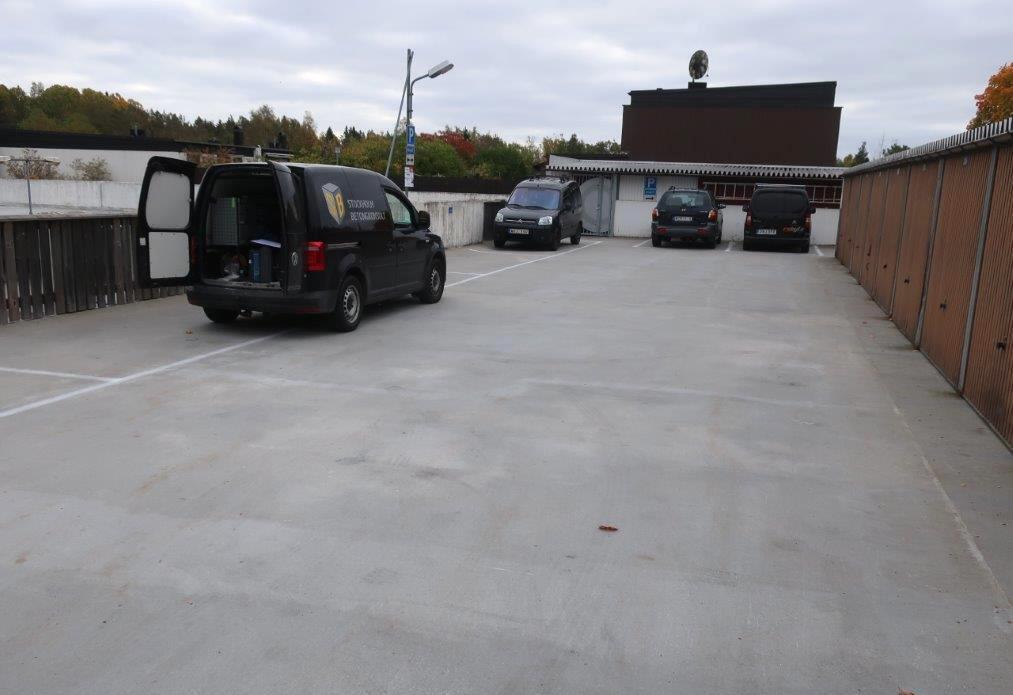 4.2 Observationer ovansida bjälklag och övriga konstruktioner Övre plan av garaget är under bar himmel.