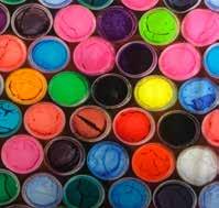 Måla av glädje! Att skapa med färger, att fylla en duk eller ett papper med penseldrag, att använda kol eller blyertspenna, att göra det i grupp och inspirera varandra, det är för mig glädje!