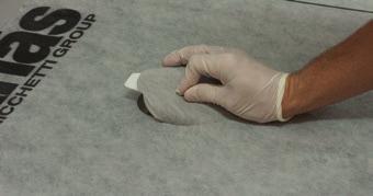 **Vid rörgenomföring på golv ska FB 44 appliceras 10 mm upp på rören och ut på