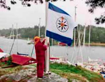 En fest i regn och rusk Ca 100 personer och 30 båtar kom. Många båtar låg vid bryggan i Sävsundet men en handfull båtar låg på svaj bl a i Långöviken.
