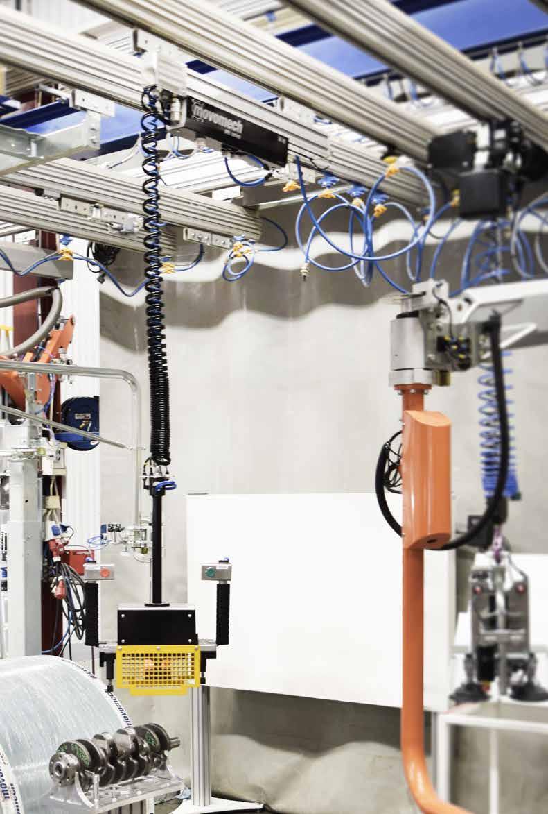 Lyftaren monteras i ett Mechrail skensystem eller i en Mechcrane svängkran, och vid svivelns verktygsinfästning integreras med fördel ett pneumatiskt gripverktyg och dess manöverdon.