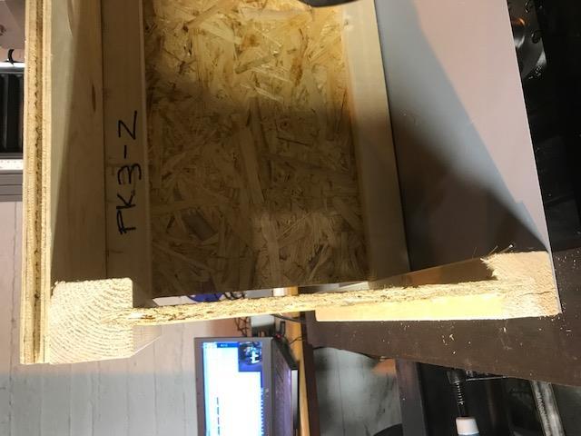 4.3.3 Provserie 3 Lättbalkar med plywood och plåt Provserie 3 monterades genom att spiklimma en plywoodskiva i överkant på två lättbalkar lutande mot varandra placerade i ett T-format.