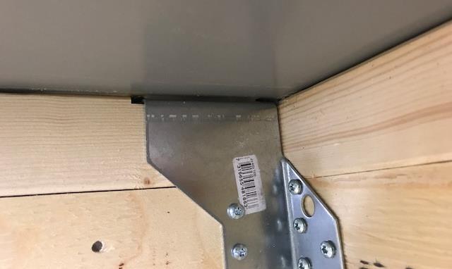 För att kunna placera en plåt mellan undre balkfläns och undersidan av balkskon frästes balkflänsen ur ca 3 5 mm med en handöverfräs, se figur 18.