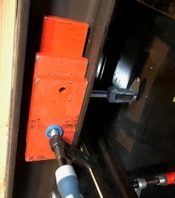 Detta gav möjlighet att undersöka hur stark infästningen och konstruktionen var samt kontrollera ifall ett spräckbrott, drag tvärs fiberriktningen, skulle vara aktuellt på primärbalken. 4.