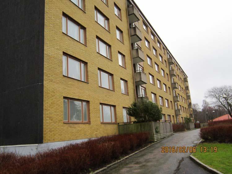 I samtalet framkom även att röken verkade komma underifrån, själv befann han sig på 1:a våning. SOS-operatören uppmanade honom att stänga ytterdörren och stanna kvar i lägenheten.
