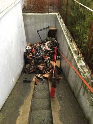 I samband med släckningsarbetet rensades utrymmet och alla brandrester lämpades ut till trappan