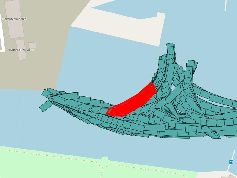 Figur 5.5 Blidösund har efter avgång från Norrtälje vid det indikerade tillfället en hastighet av 4 knop bakåt. Den södra sidan utgörs av en flytbrygga förankrad till pålar.