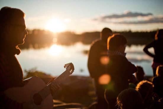 Gården ligger nära vatten med gångavstånd till badvik. Succén fortsätter med musikkollot för alla! Till Björkbacken kommer killar och tjejer som har en sak gemensam att gilla musik.