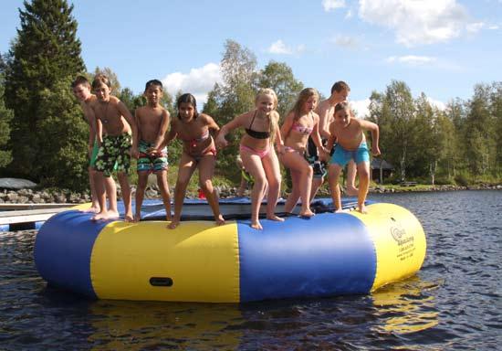 Självklart har vi också aktiviteter som fotbollsturnering, kanotpaddling, flottbygge, volleyboll, att sova utomhus, sjunga vid lägerelden och äta hajkbanan, pyssla, disco, ha knaskamper, klä ut sig,