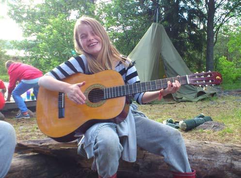 Du behöver faktiskt inte kunna spela något instrument innan du kommer till oss, du lär dig allt du behöver på kollot, bara du är nyfiken och sugen på att testa.
