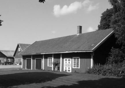 4. Vagnslidret Här stod fram till 1980-talet en rad av gårdens gamla vagnar, som dock såldes av. Sedan dess har huset framför allt använts som hönshus.