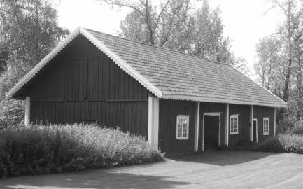 Nedanför gårdens två flyglar låg Magasinet och Mejeriet på var sin sida om allén. I mejeriet kärnades smör och ystades ost, och man kan se spår av den gamla maskinparken än idag.