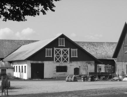 10. Svinhuset Svinhuset är byggt i tegel, måhända slaget i Assmundskvarn. Här hölls i gamla tider får. Byggnaden är för omodern för att vara lämplig till svinhållning, men är i gott skick. 11.