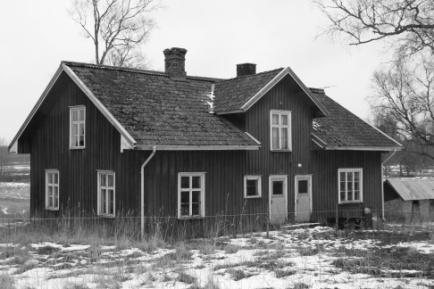 Ladugården rymmer ett stort antal nötkreatur men saknar anordningar för modern gödselhantering. Taket lades om med eternitplattor under 1950-talet.