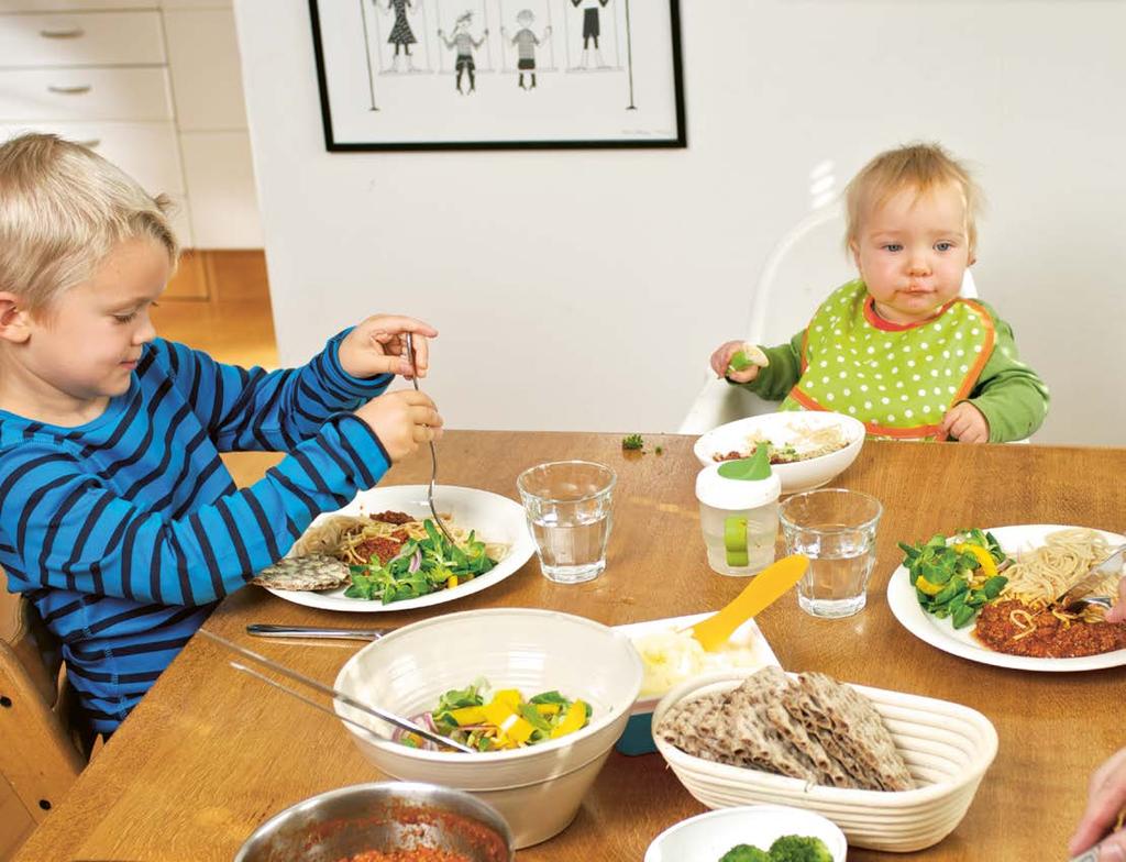 Från cirka åtta månader När barnet vill ha större smakportioner ökar man successivt mängderna till små måltider.