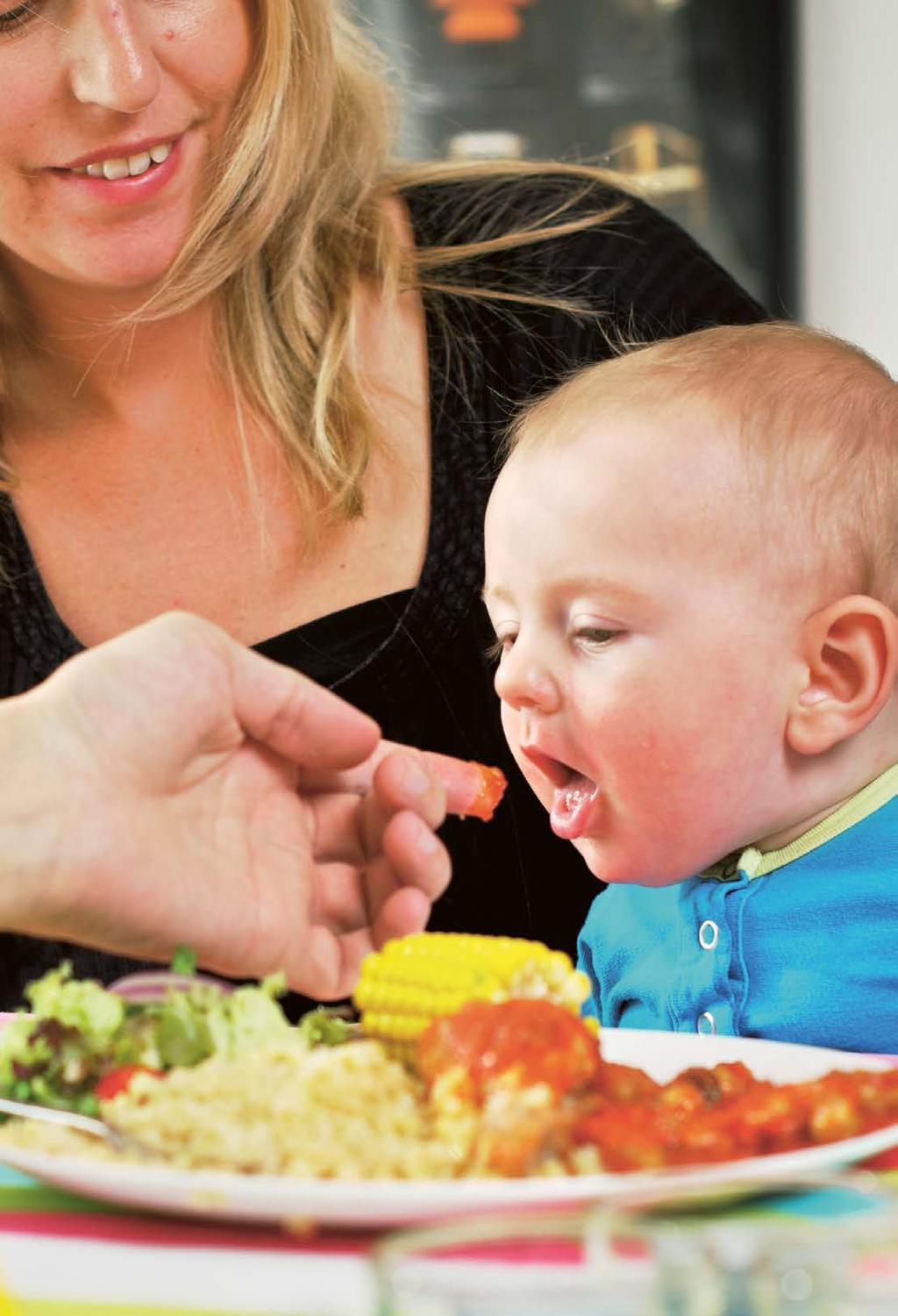 Om ditt barn är nyfiket på maten du äter kan du från tidigast