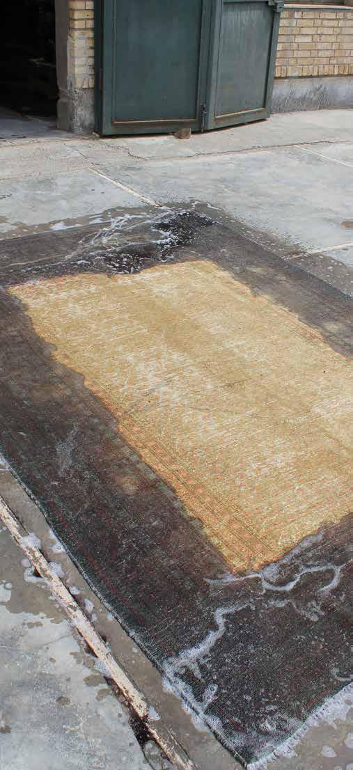 VINTAGE RECYCLING OCH UPCYCLING ÄR EN VIKTIG DEL AV STRATEGIN HOS REZAS ORIENTAL & MODERN RUGS ROYAL Vintage Royal Fine är en av de viktigaste produkterna i denna strategi.