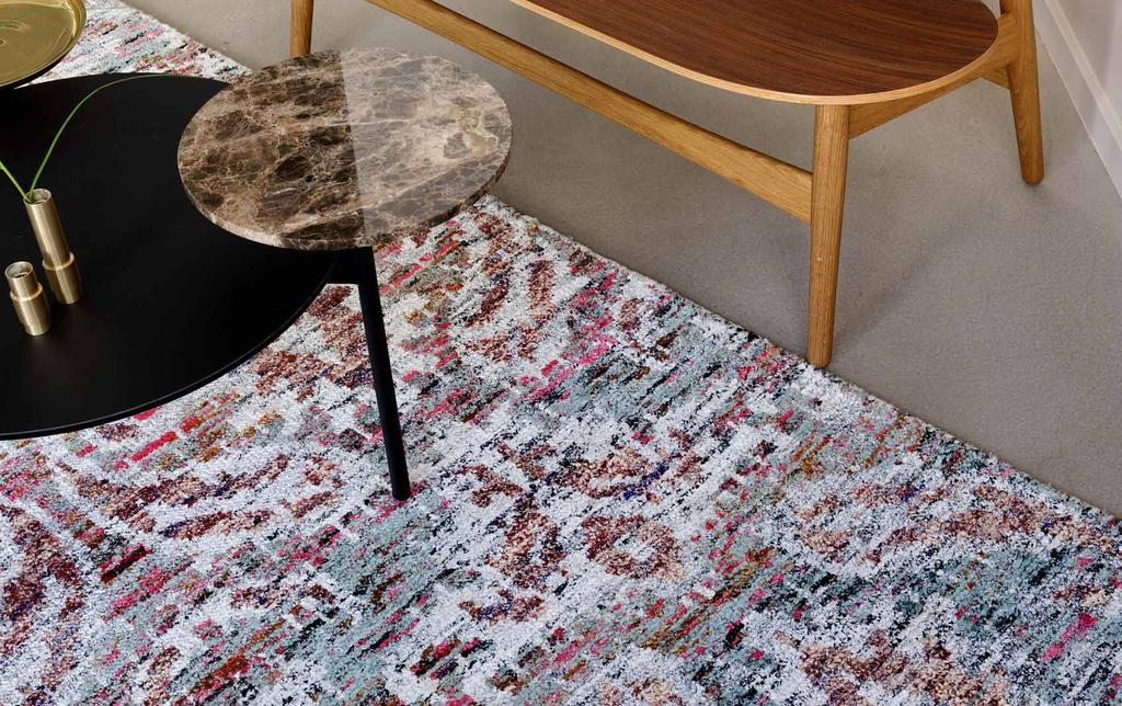 INDISK SOFT SARI SILK Sari Silk TX-3422 finns tillgängliga i storlekar från 140 x 200 cm till 250 x 300 cm En av de fascinerande sakerna med Indien är deras användning av färger.