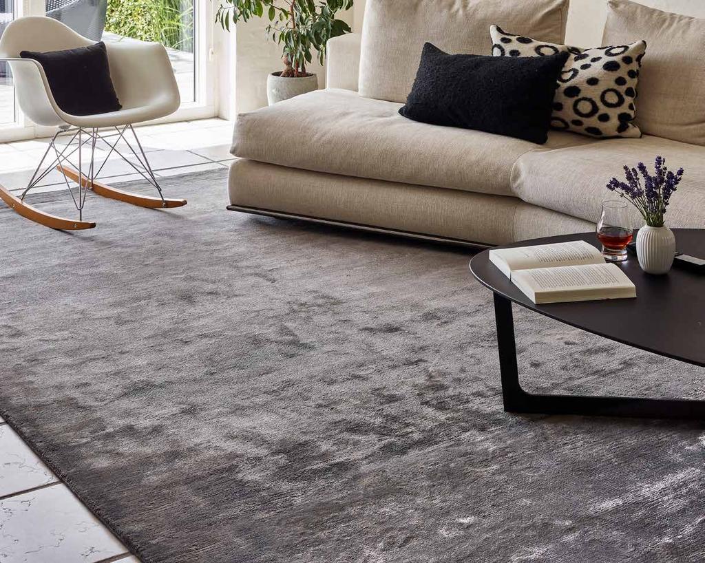 KOLLEKTIONEN NORTHERN LIGHT ÄR INSPIRERAD AV STILREN SKANDINA- VISK DESIGN. Mattorna är handknutna och gjorda av 100 % högkvalitativ viskos.