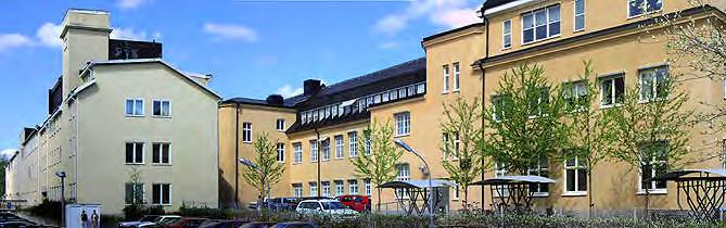 Övre vänster: fönster på hus 1A mot gården. Nedre vänster: Kontorsentrén S:t Persgatan 30 skapades 1937. Granit i den runda trappan och kalksten i dörromfattningen.