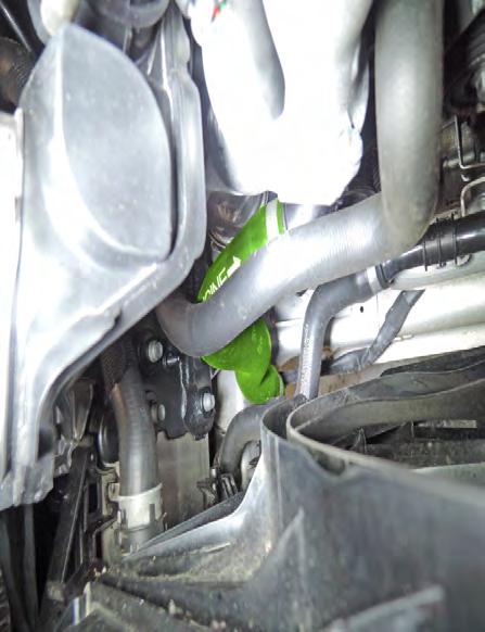 1 2 3 A 4 GLC 220 d 4Matic [X253] 2015- OM651 GLC 250 d 4Matic [X253] 2015- OM651 = Motortyp = Moottorityyppi = Engine model 1. Demontera nedre kylarslangen (A) (mellan kylaren och motorn). 2. Kapa slangen enligt bild 2.