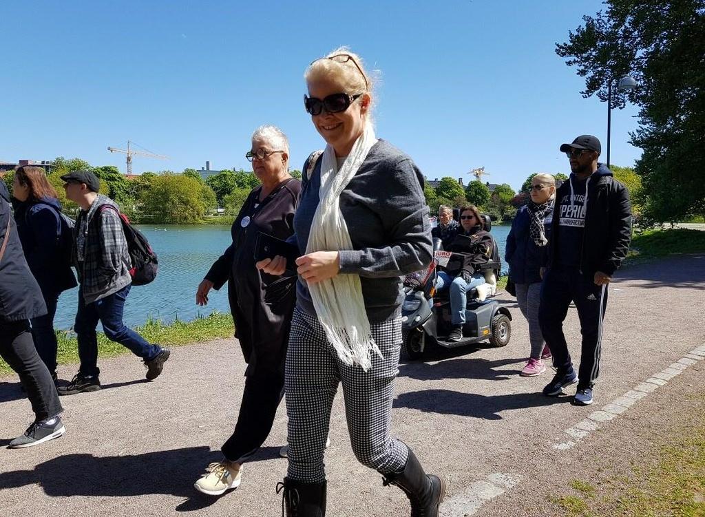 Promenaden tog ungefär en timme i lugn takt och därefter samlades vi vid Neuro Malmös tält där Neuro bjöd