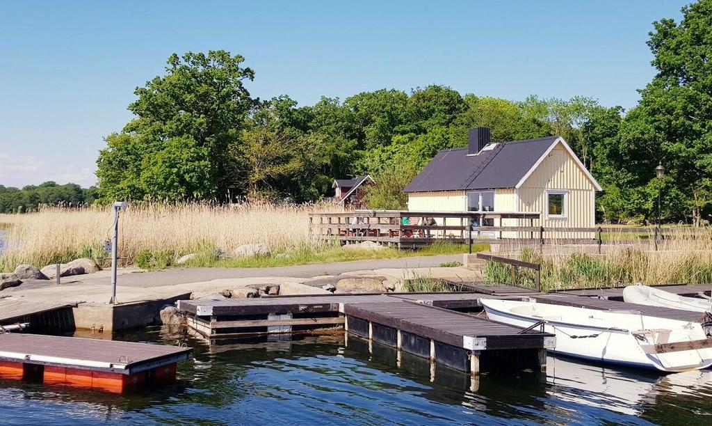 Bara att komma till Valjeviken och dess vackra omgivningar precis vid havet är en lisa för själen. På lördagskvällen njuter vi av en god ostbricka och umgås.