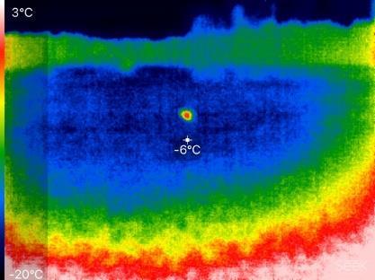 Skillnaden mellan kamerorna är att med FLIR ThermaCAM S60, ses konturerna av hunden skarpare jämfört med de