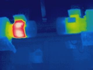 14 Bild 8. Bilden visar två utgödslingsmotorer där ena har en förhöjd temperatur jämfört med den andra.