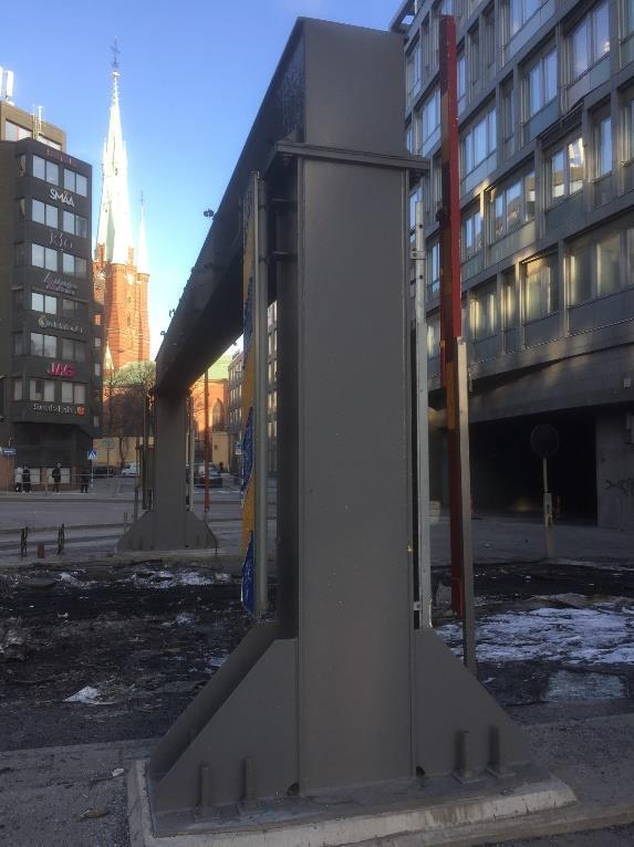 Bild. Barriär fem. Bild. Skadad gasflaska. Gasflaskorna på bussens tak slår i barriärens tvärliggande balk vilket medför att en eller flera gasflaskor brister med kraftig gasutströmning till följd.