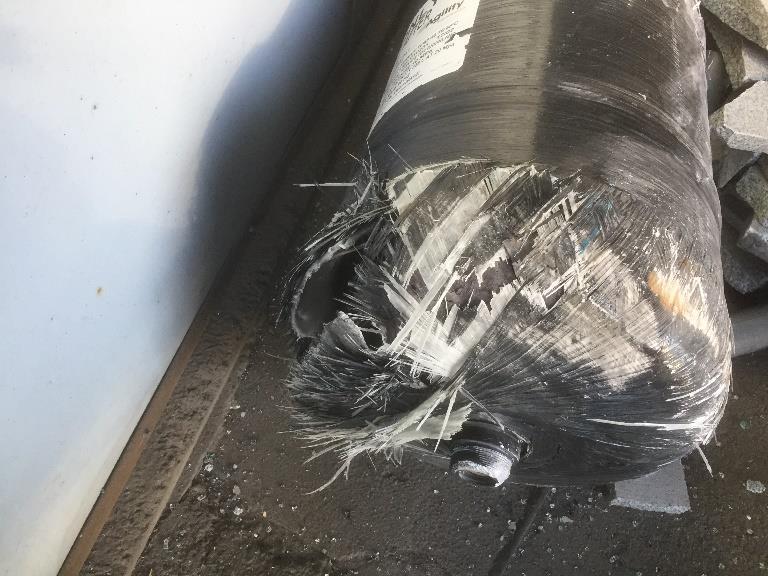 På grund av det höga trycket i gasflaskorna sker gasutflödet mycket snabbt och skyddskåpa och andra delar från bussen slungas iväg uppåt.