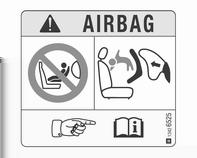 Stolar, säkerhetsfunktioner 39 Barnsäkerhetssystem på främre passagerarsätet med airbagsystem EN: NEVER use a rearward-facing child restraint on a seat protected by an ACTIVE AIRBAG in front of it;