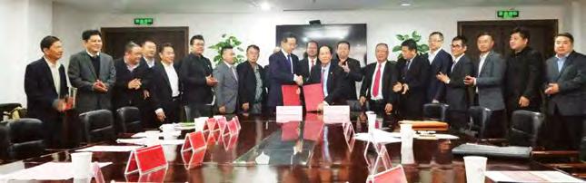 签署谅解备忘录 Tan Sri Lim Sing (10 th from left) on behalf of ACCCIM signed a Memorandum of Understanding with Mr.
