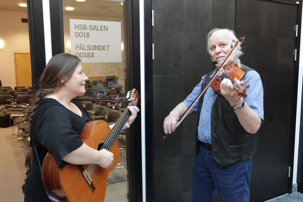 Heldagsprogrammet bjöd både på medlemsnyttig information från HSB Stockholm och på lättsam musikalisk underhållning av olika artister.